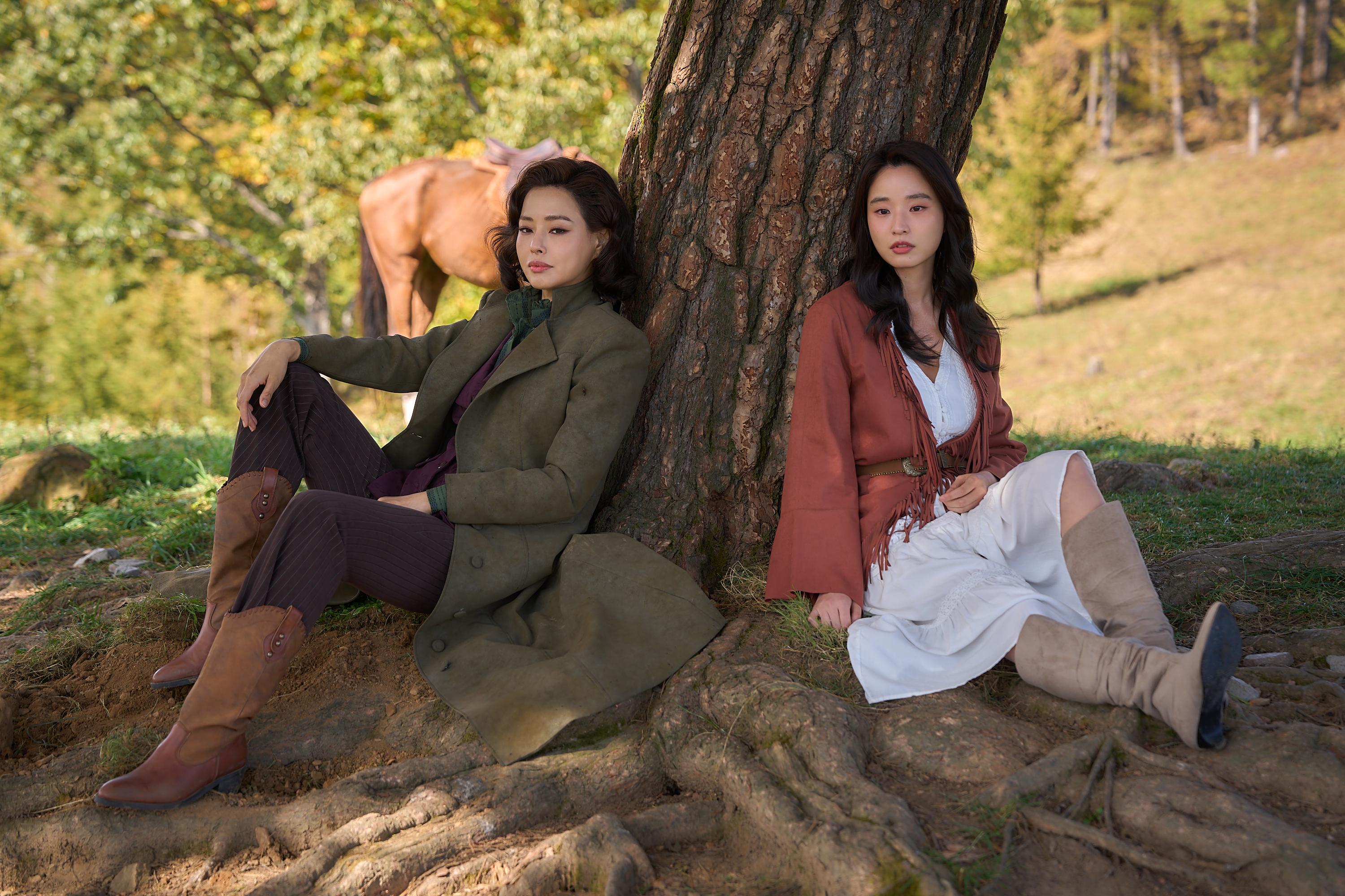 Lee Ha Nee dan Bang Hyo Rin di serial Aema