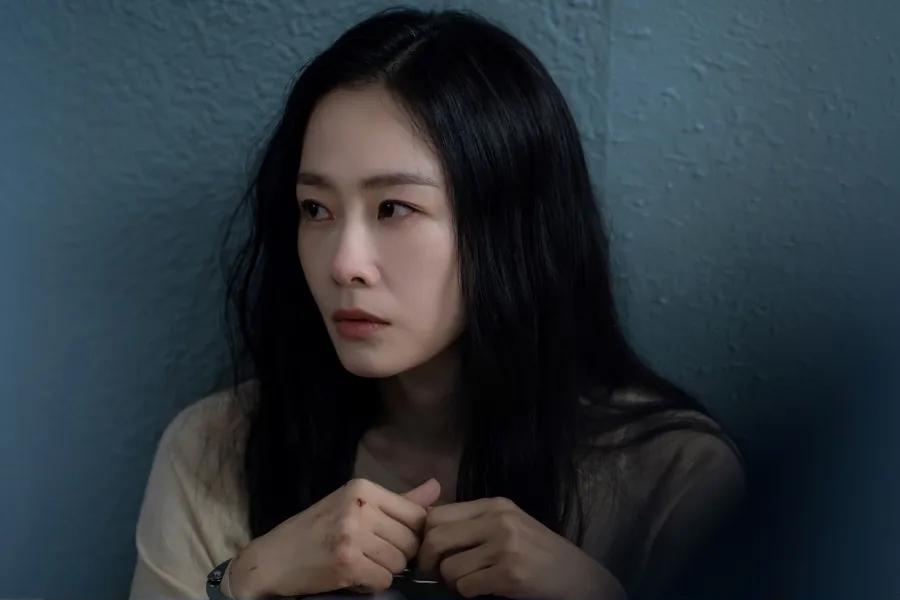 Hong Soo Hyun Is A Top Anchor Accused Of A Violent Crime In “Beyond The Bar”