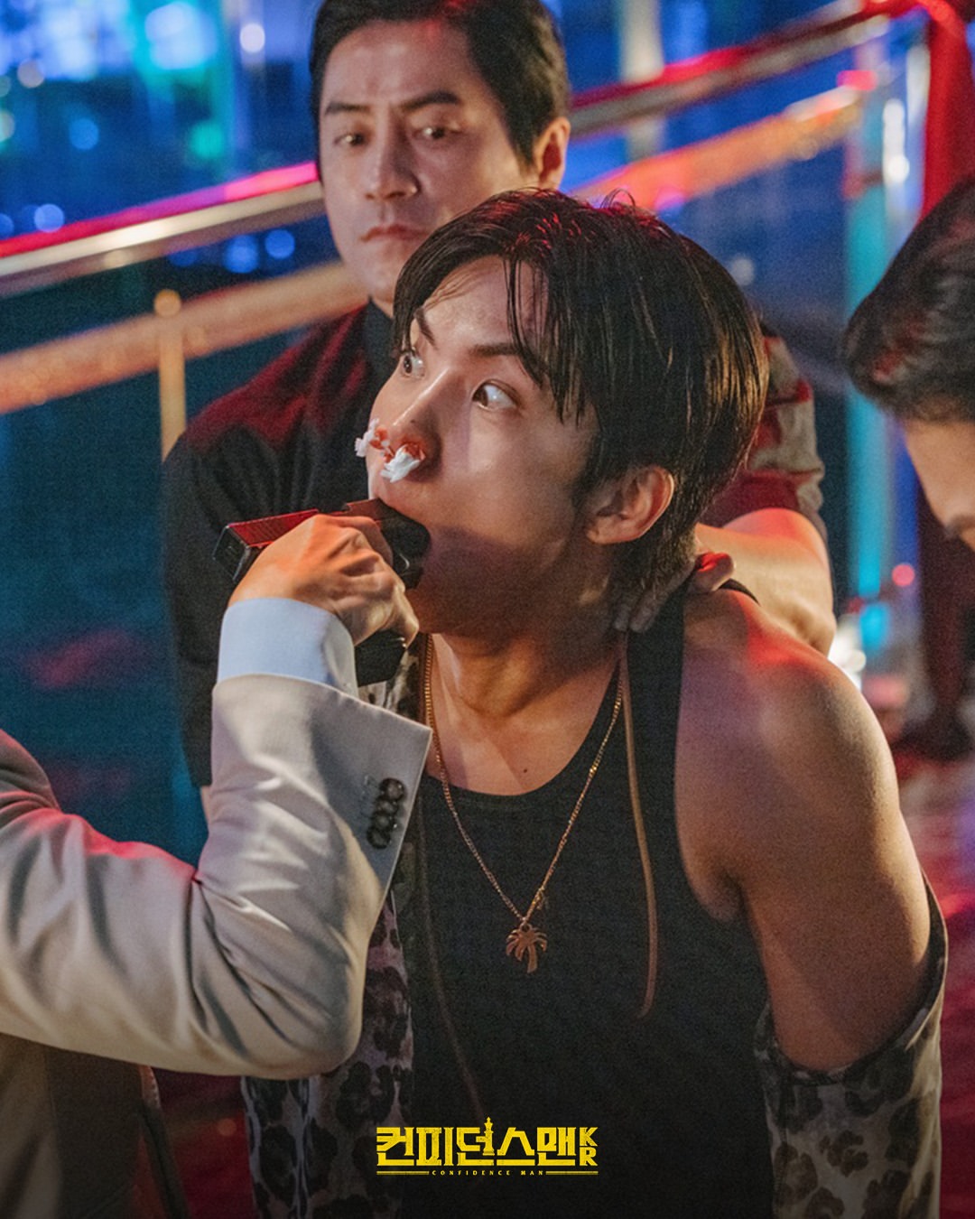 Joo Jong Hyuk sebagai Myung Gu Ho dengan senyum cerah di Confidence Queen