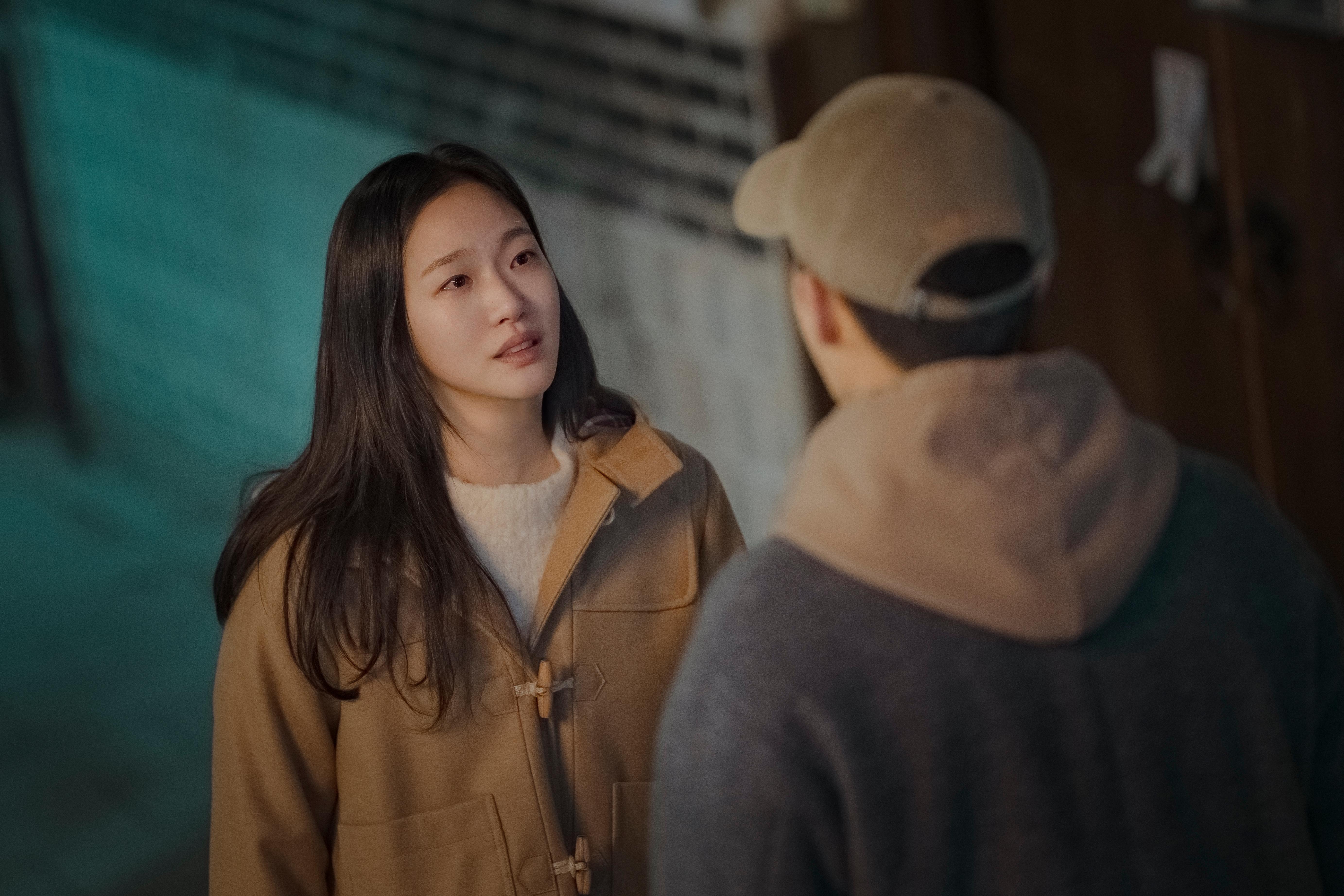 Sang Yeon (Park Ji Hyun) di usia 40-an, terlihat lebih kurus dalam drama You and Everything Else