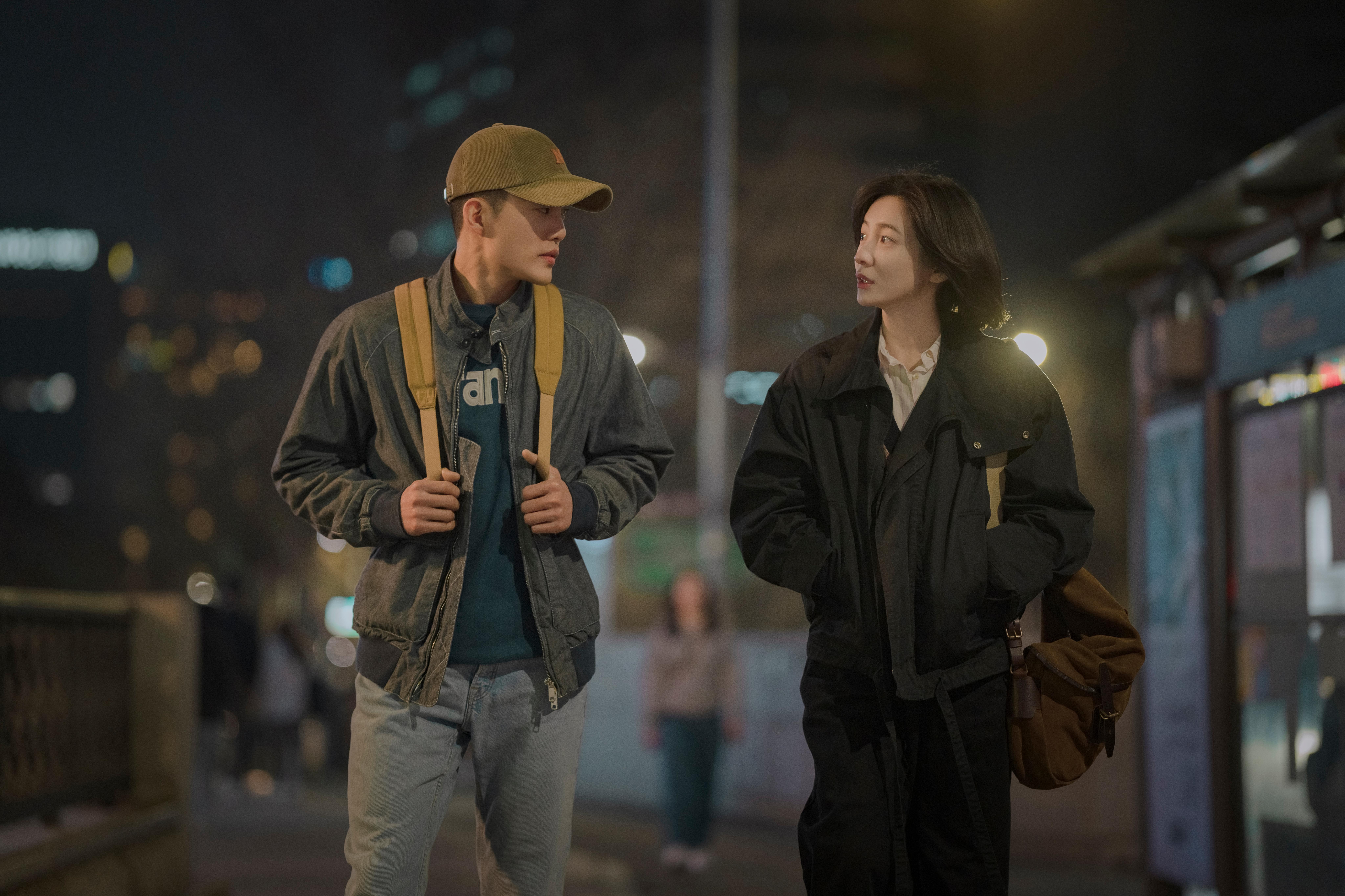 Kim Go Eun dan Park Ji Hyun sebagai Eun Jung dan Sang Yeon muda dalam drama You and Everything Else