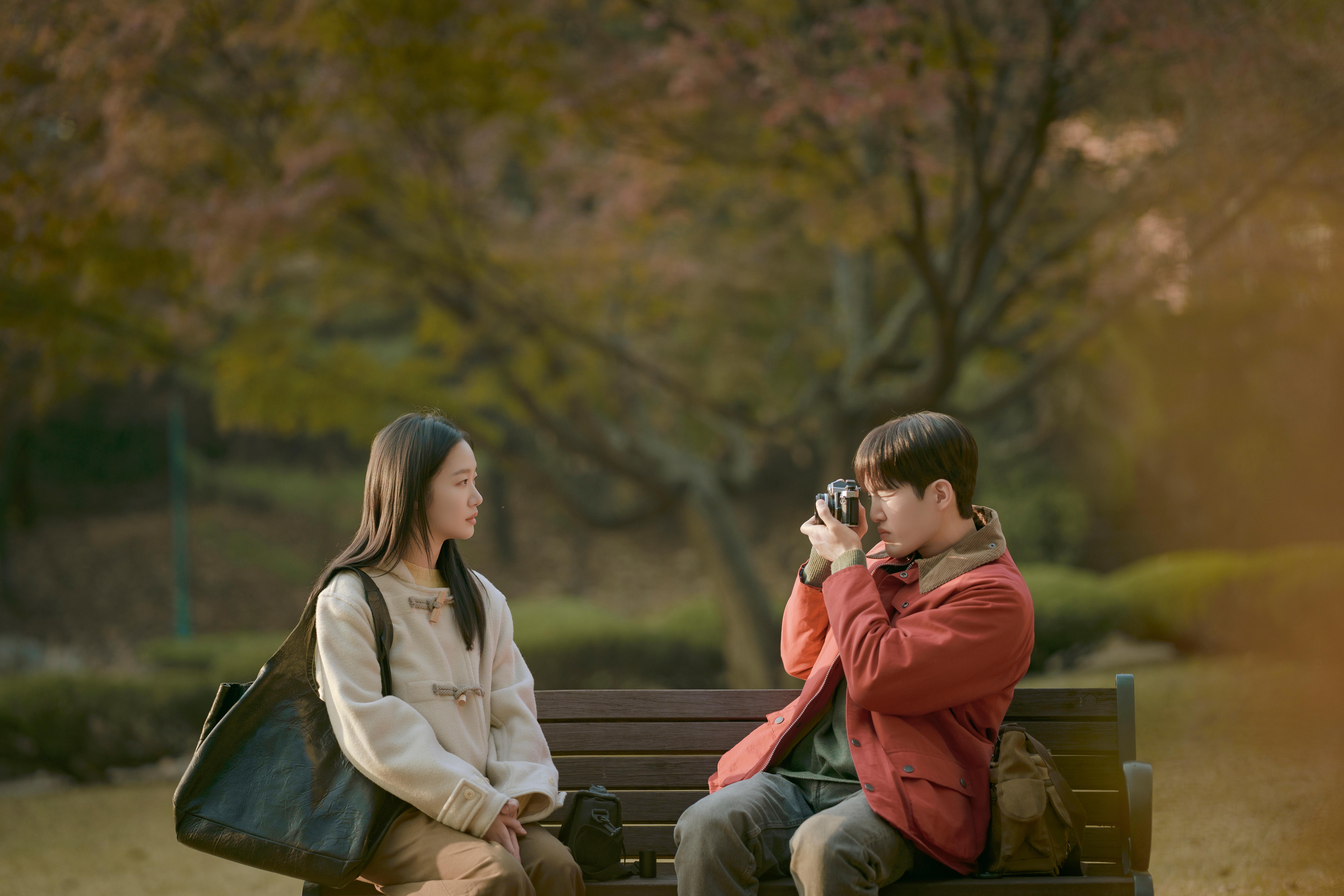 Eun Jung (Kim Go Eun) di usia 20-an dalam You and Everything Else