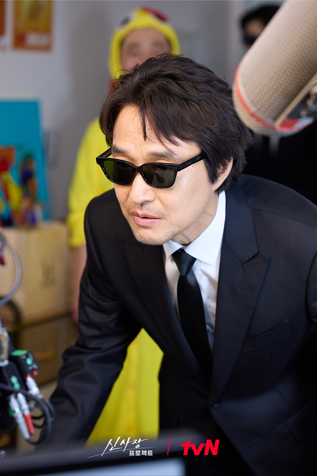 Han Suk Kyu berpose untuk drama Shin's Project