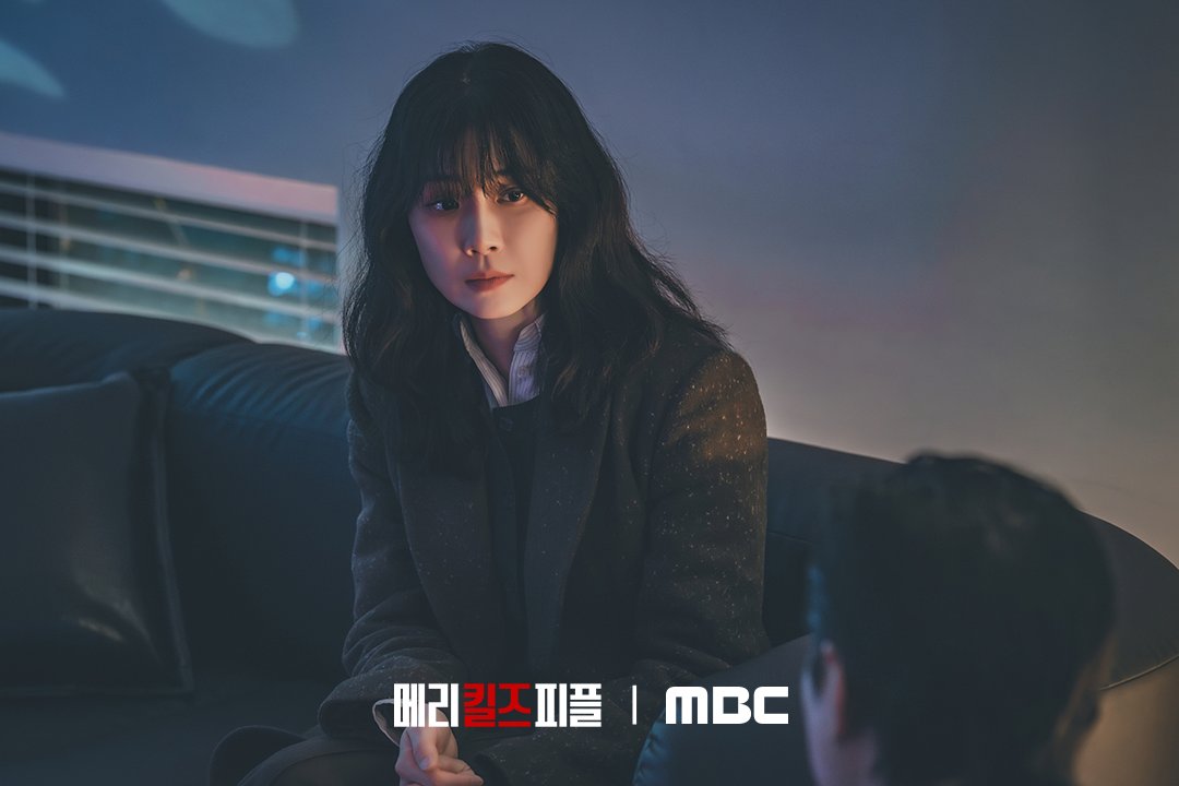 Lee Bo Young Trembles As Bek Hyunjin Holds A Gun To Her Forehead In “Mary Kills People”