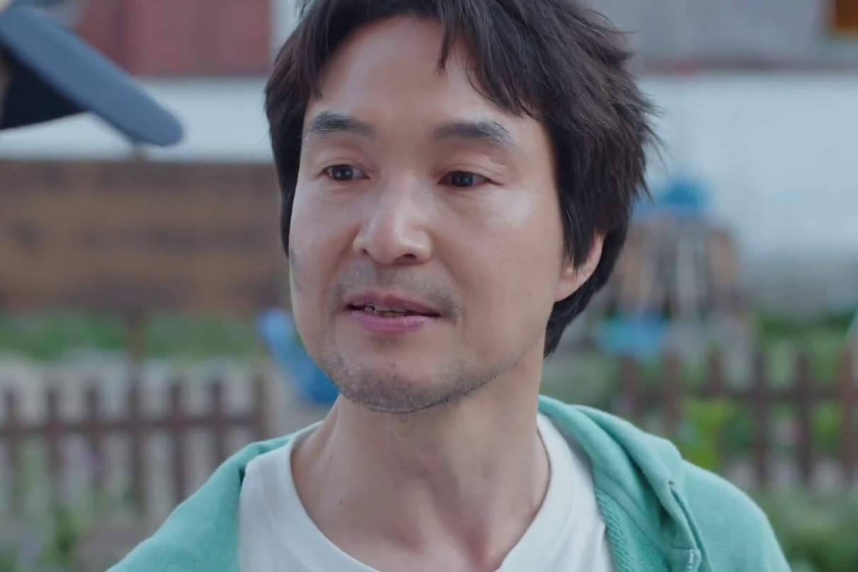 Watch: Han Suk Kyu Runs Through His Neighborhood Resolving Disputes In Teaser For New Drama “Shin’s Project”