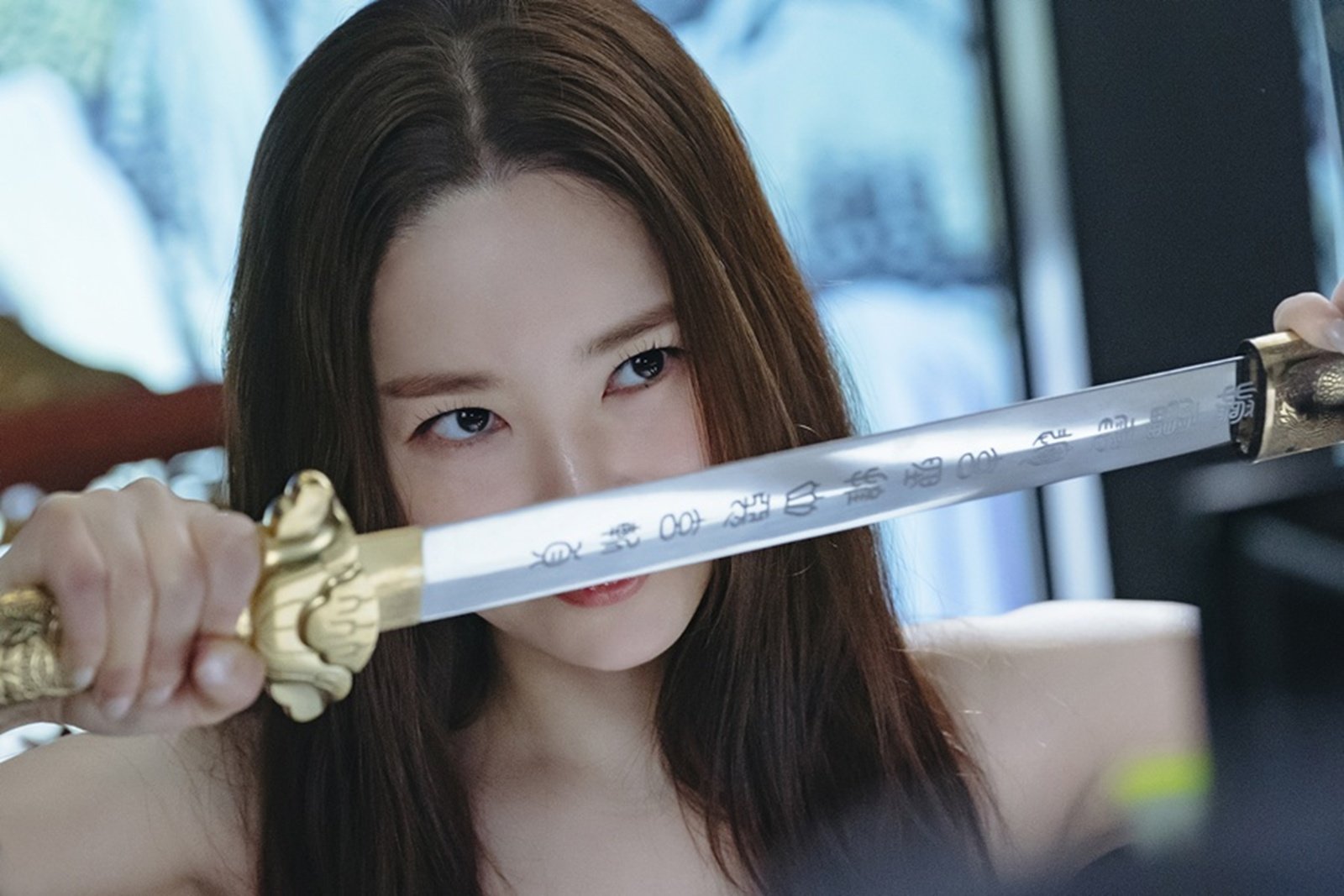 Park Min Young, Park Hee Soon, And Joo Jong Hyuk Appear To Be In Danger In “Confidence Queen”