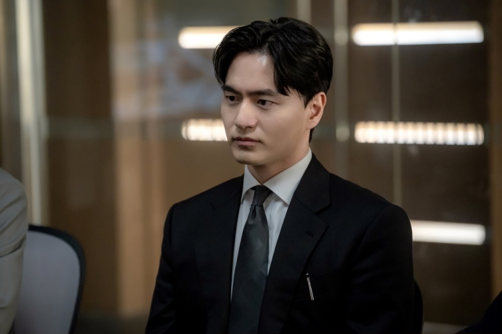 Lee Sang Yeob Is Lee Jin Uk’s Friend Who Married His Ex-Wife In “Beyond The Bar”