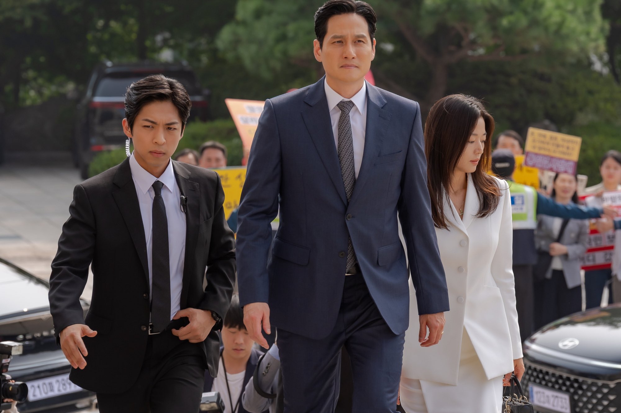 Jun Ji Hyun And Kang Dong Won’s Lives Begin To Intertwine Following A Deadly Assassination Plot In “Tempest”