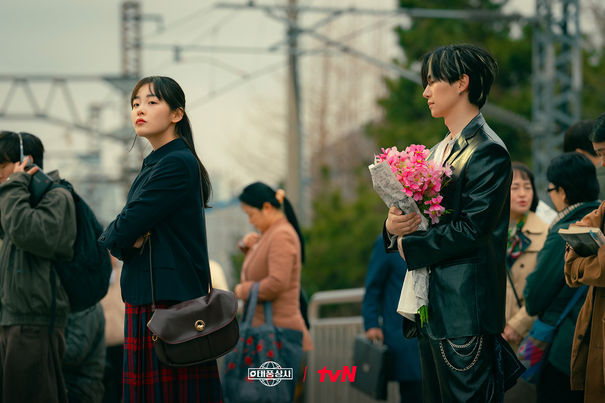 Lee Junho Rests His Chin On Kim Min Ha During Their First Encounter In New Drama “Typhoon Family”