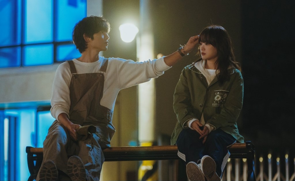 Song Joong Ki Flusters Chun Woo Hee With His Bold Moves In “My Youth”