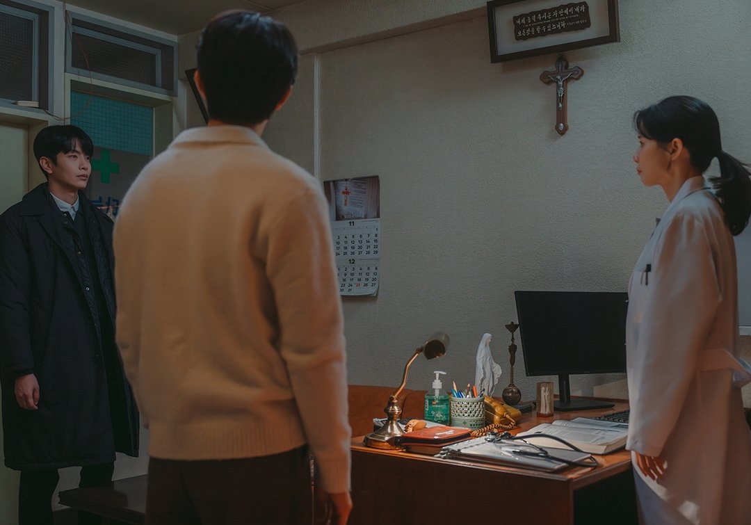 Kwak Sun Young Returns With A Chilling Smile To Haunt Lee Bo Young In “Mary Kills People” Finale