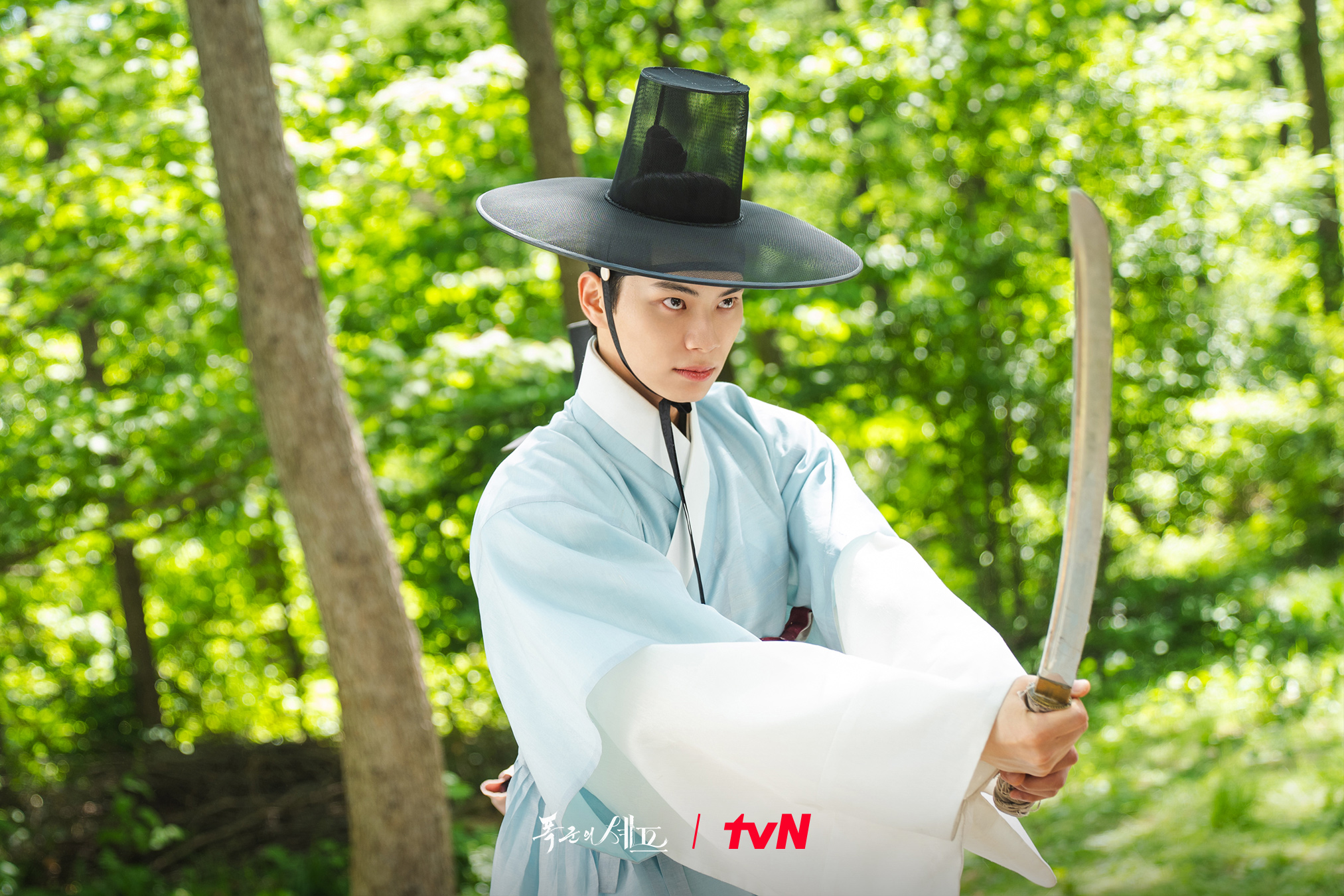 Lee Chae Min Gets Into A Fierce Sword Fight To Protect Lim Yoona In “Bon Appétit, Your Majesty”