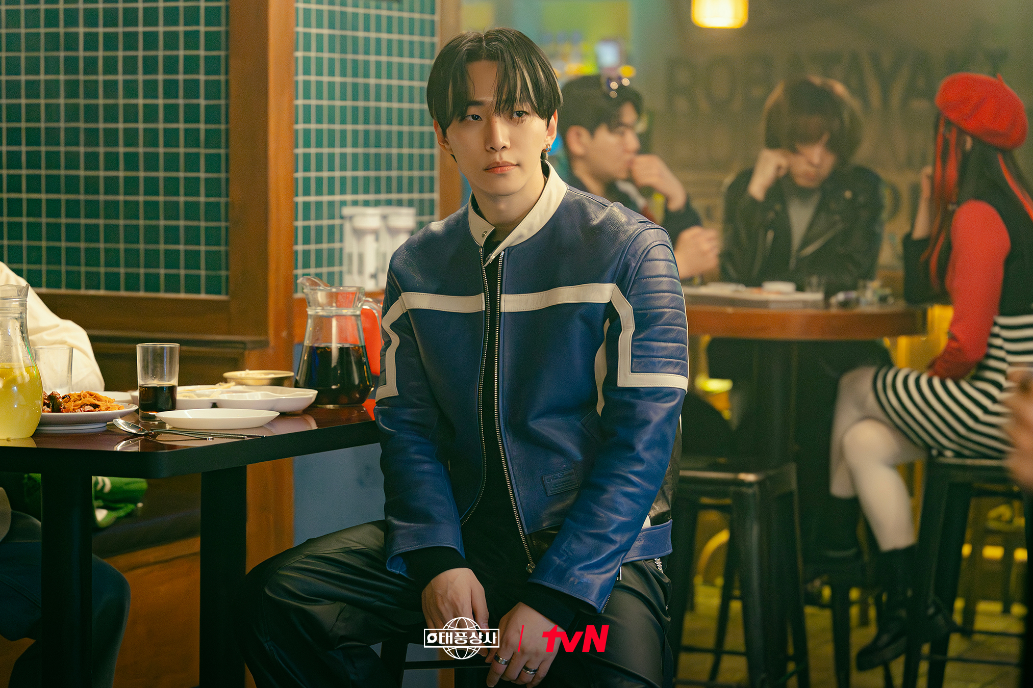 Lee Junho And Kim Min Ha Bring 1997 Fashion To Life In New Drama “Typhoon Family”