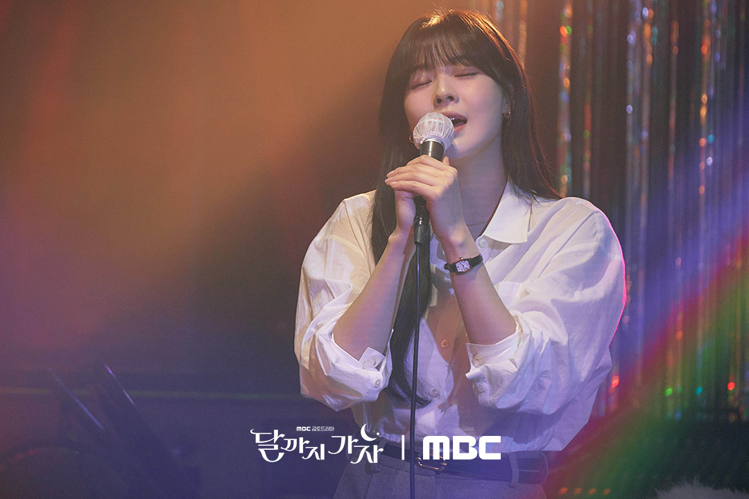 Sparks Fly As Kim Young Dae Is Mesmerized By Lee Sun Bin’s Heartfelt Singing In “To The Moon”