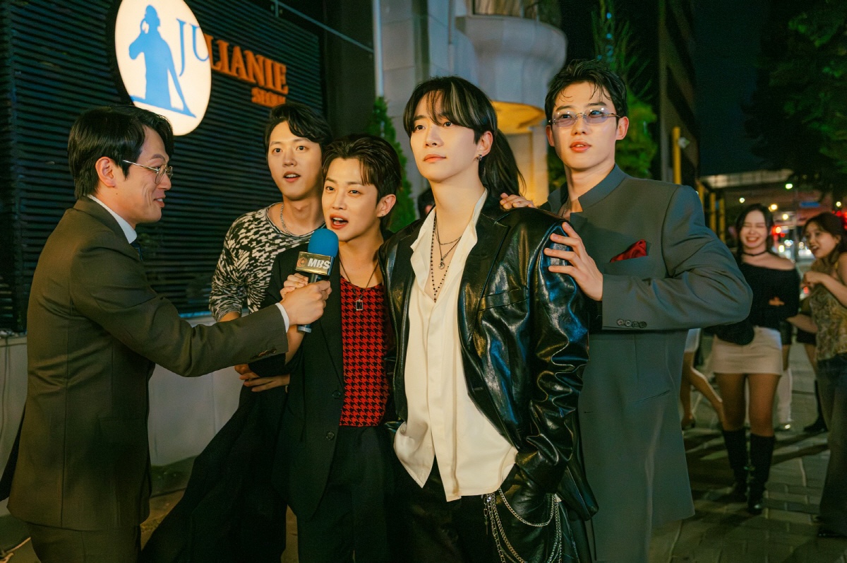 Lee Junho, Kim Min Seok, And More Reign Over The Neighborhood Before The IMF Hits In New Drama “Typhoon Family”