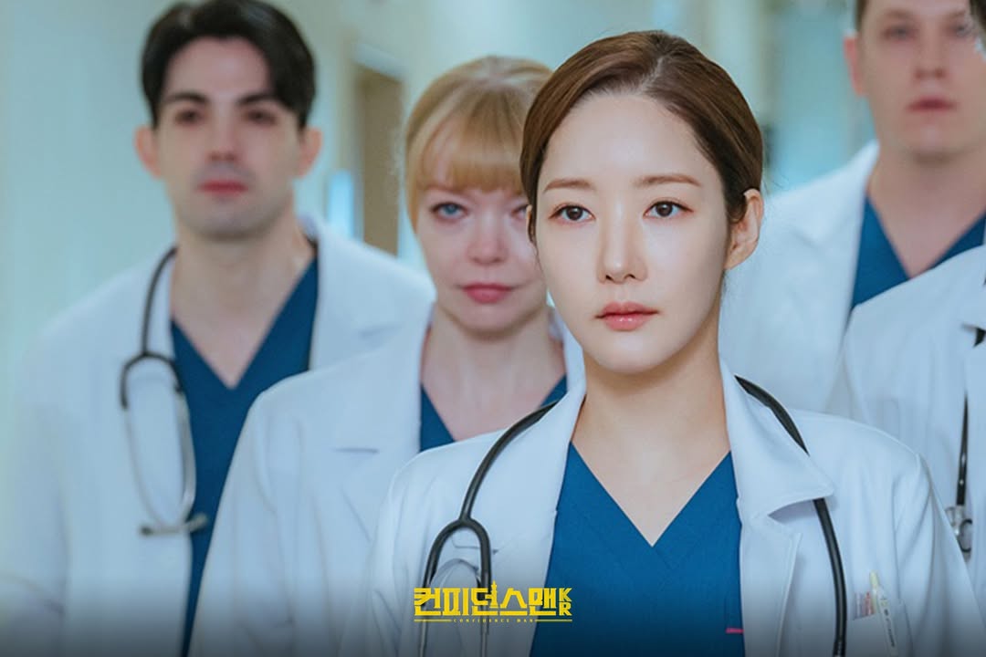 Yoon Yi Rang (Park Min Young) dan Myung Gu Ho (Joo Jong Hyuk) menyamar sebagai dokter bedah dalam drama Confidence Queen.