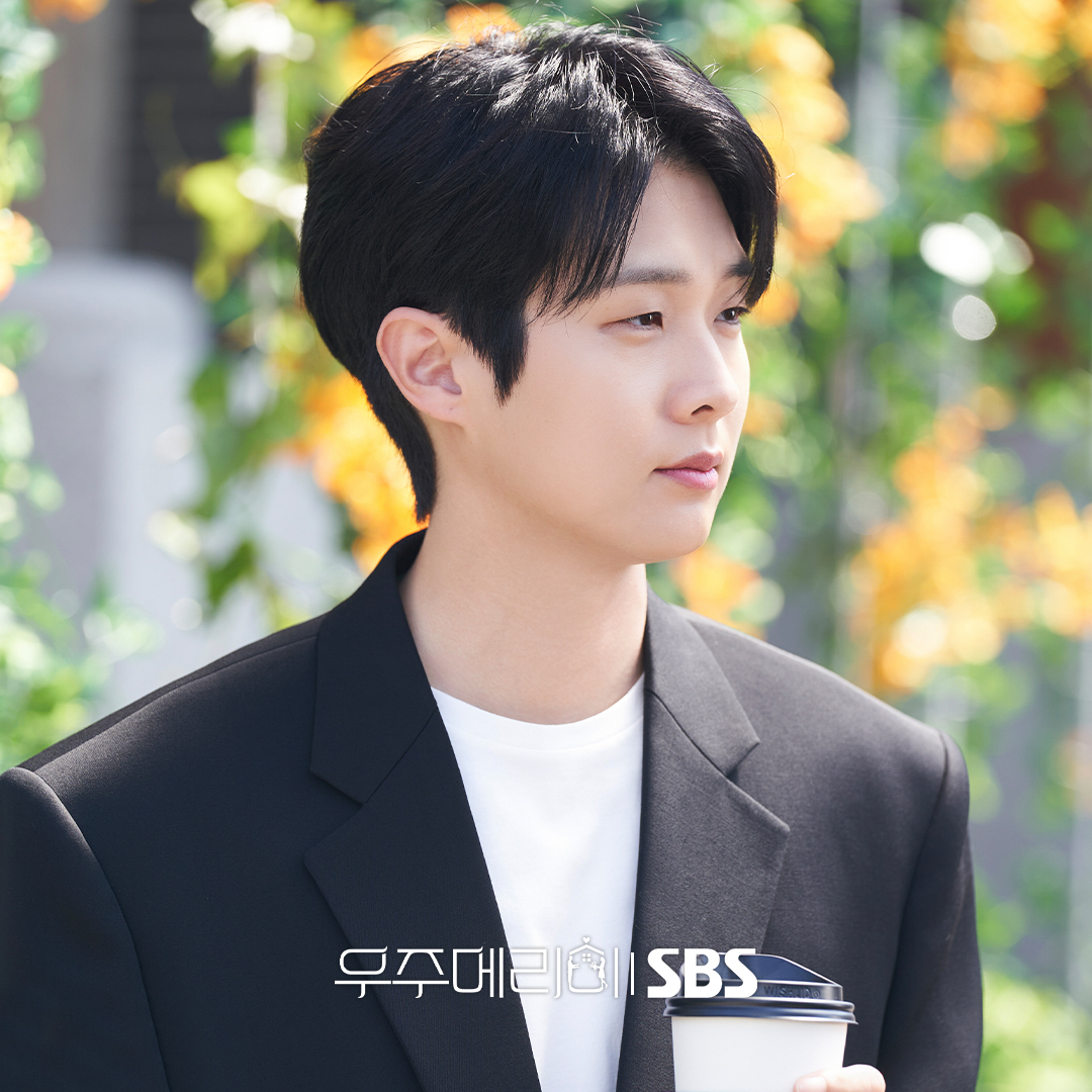 Jung Ae Ri sebagai Go Pil Nyeon, ketua Myungsoondang yang berkarisma