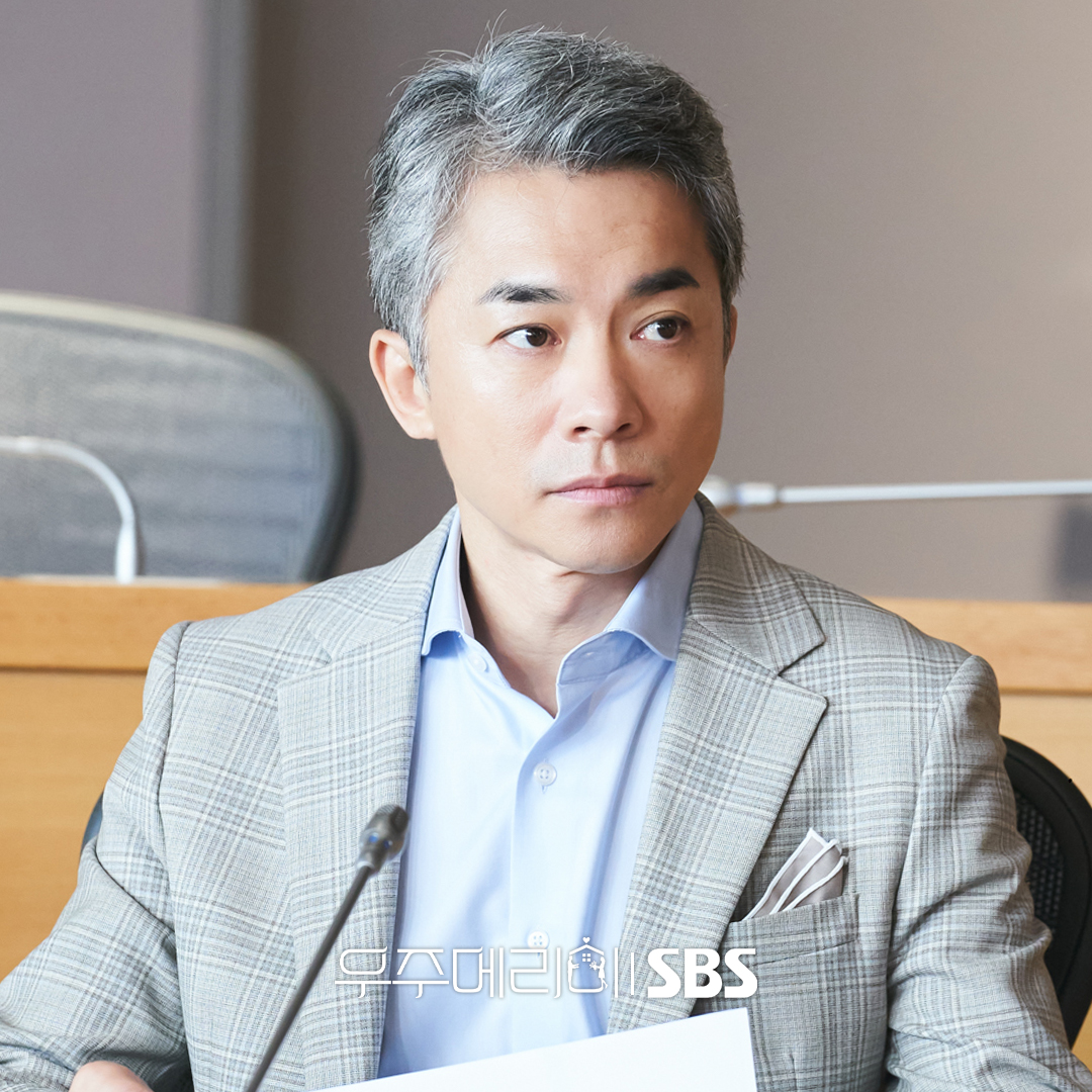 Baek Ji Won sebagai Kim Mi Yeon, bibi Woo Joo yang bersemangat namun kekanak-kanakan