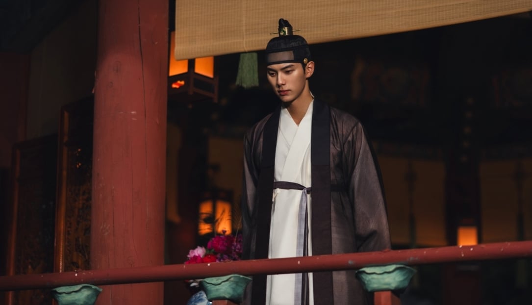 Lee Chae Min Prepares Tea For Lim Yoona Late At Night In “Bon Appétit, Your Majesty”