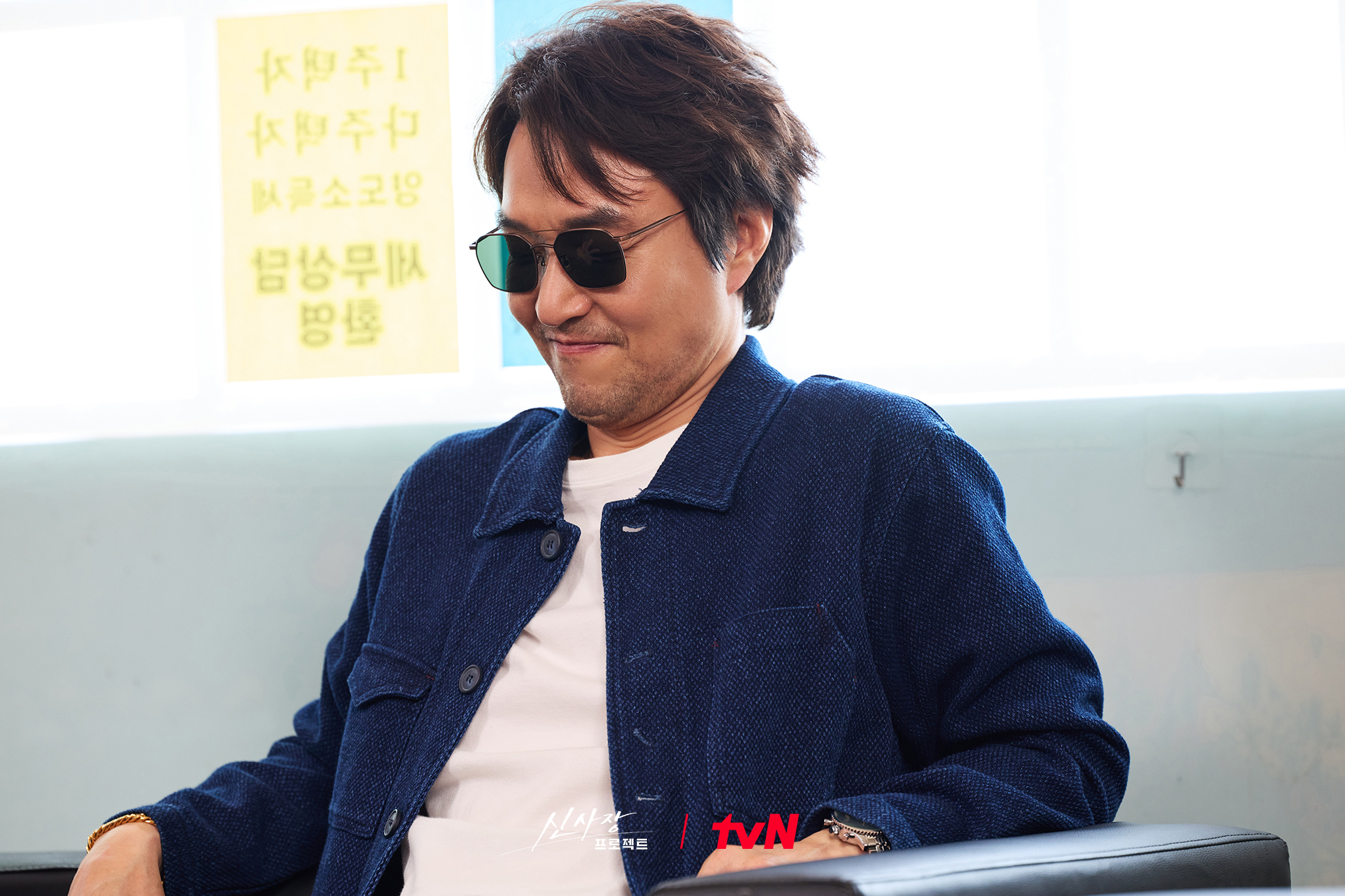 Han Suk Kyu sebagai Tuan Shin dalam drama Shin's Project