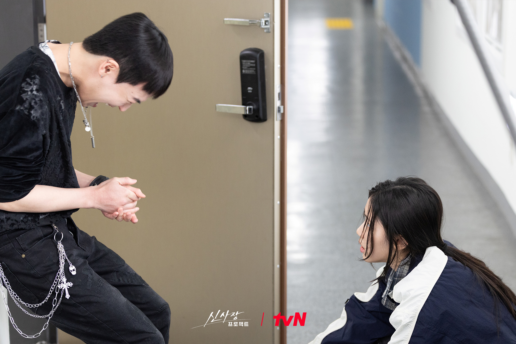 Han Suk Kyu Faces Abusive Customer Head-On And Vows Revenge To Protect Lee Re In “Shin’s Project”