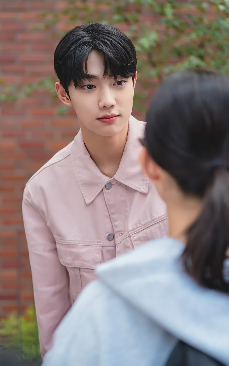 Cho Jun Young Is A Quirky Yet Pure-Hearted Student In “Spirit Fingers”