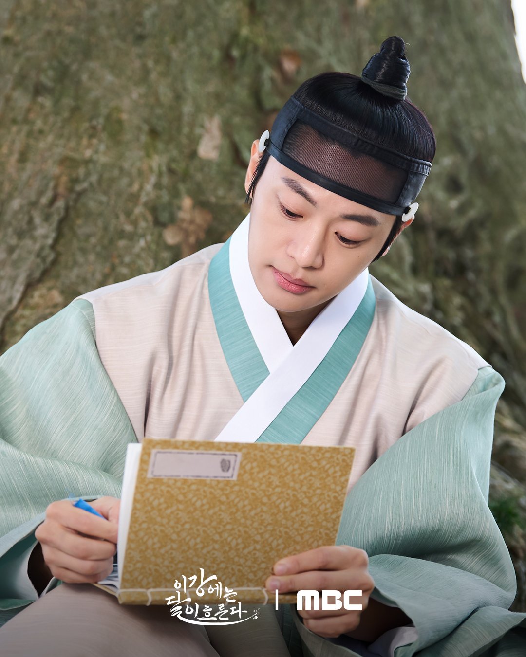 Lee Shin Young Is A Prince Adjusting To Life After Losing The Crown Prince Title In New Drama “Moon River”