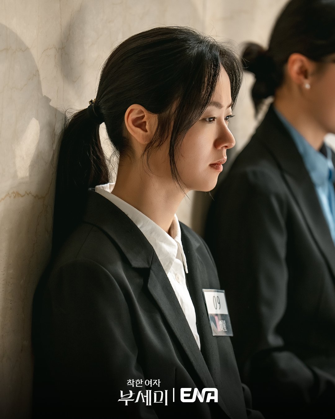 Jeon Yeo Been Undergoes Interview By Seo Hyun Woo For A High-Profile Bodyguard Position In “Ms. Incognito”