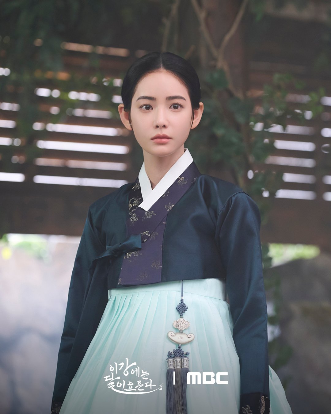 Hong Su Zu Transforms Into An Ambitious Woman Who Would Stop At Nothing To Achieve Her Goals In “Moon River”