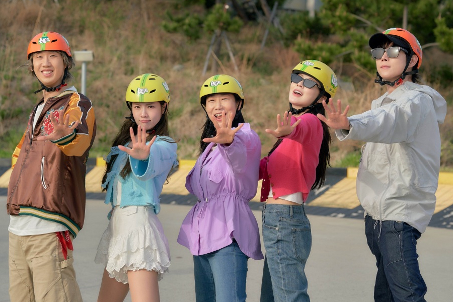 Lee Sun Bin, Kim Young Dae, And More Flaunt Genuine Teamwork And Friendship Behind The Scenes Of “To The Moon”