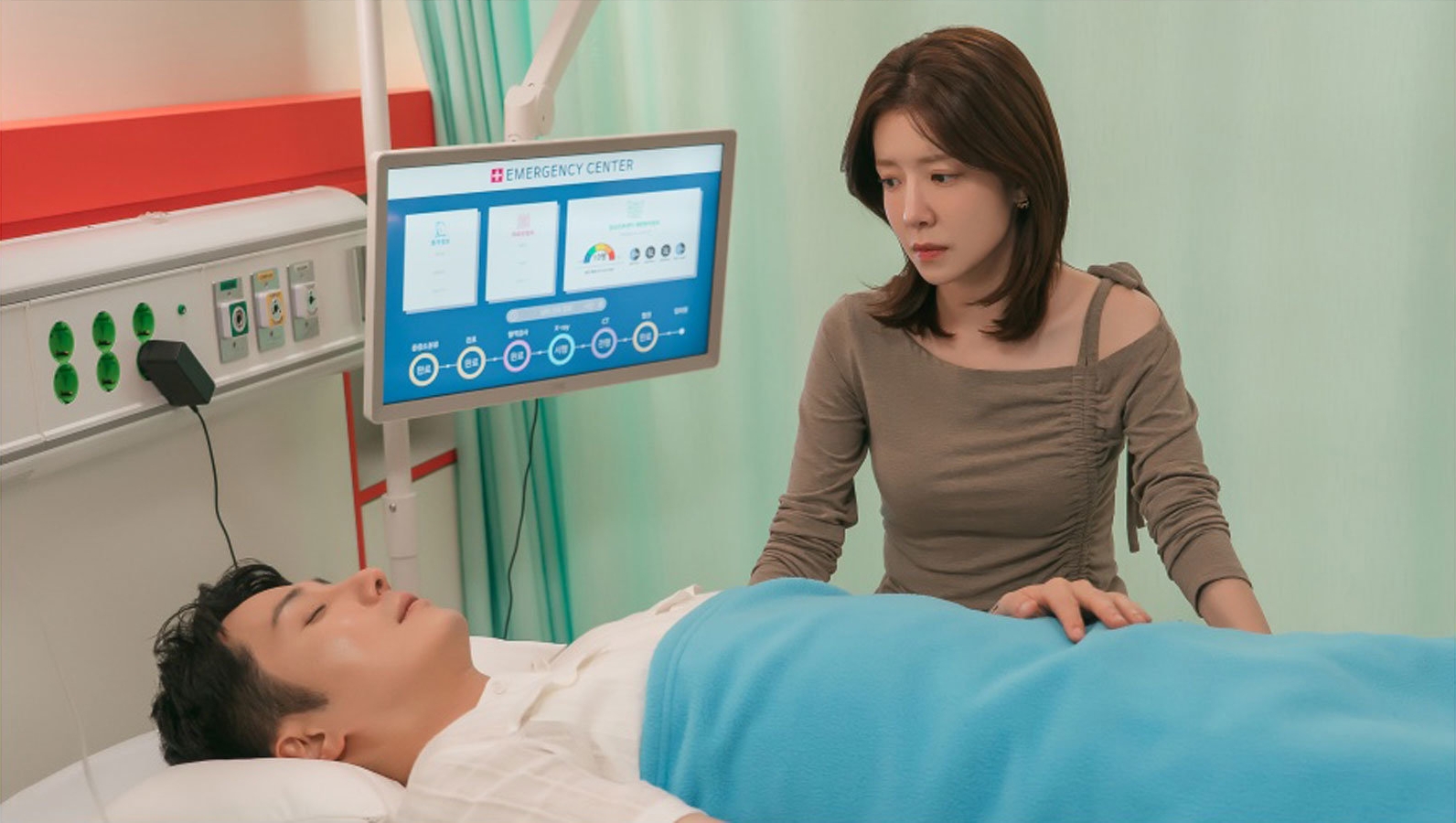Jung In Sun Takes Care Of Jung Il Woo After He Is Rushed To The Hospital In “Our Golden Days”