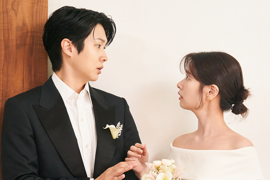 Choi Woo Shik And Jung So Min Get Flustered While Posing For A Wedding Photo Shoot In “Would You Marry Me”
