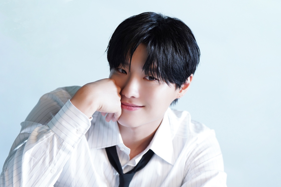 WOODZ Reveals New Version Of Official Light Stick