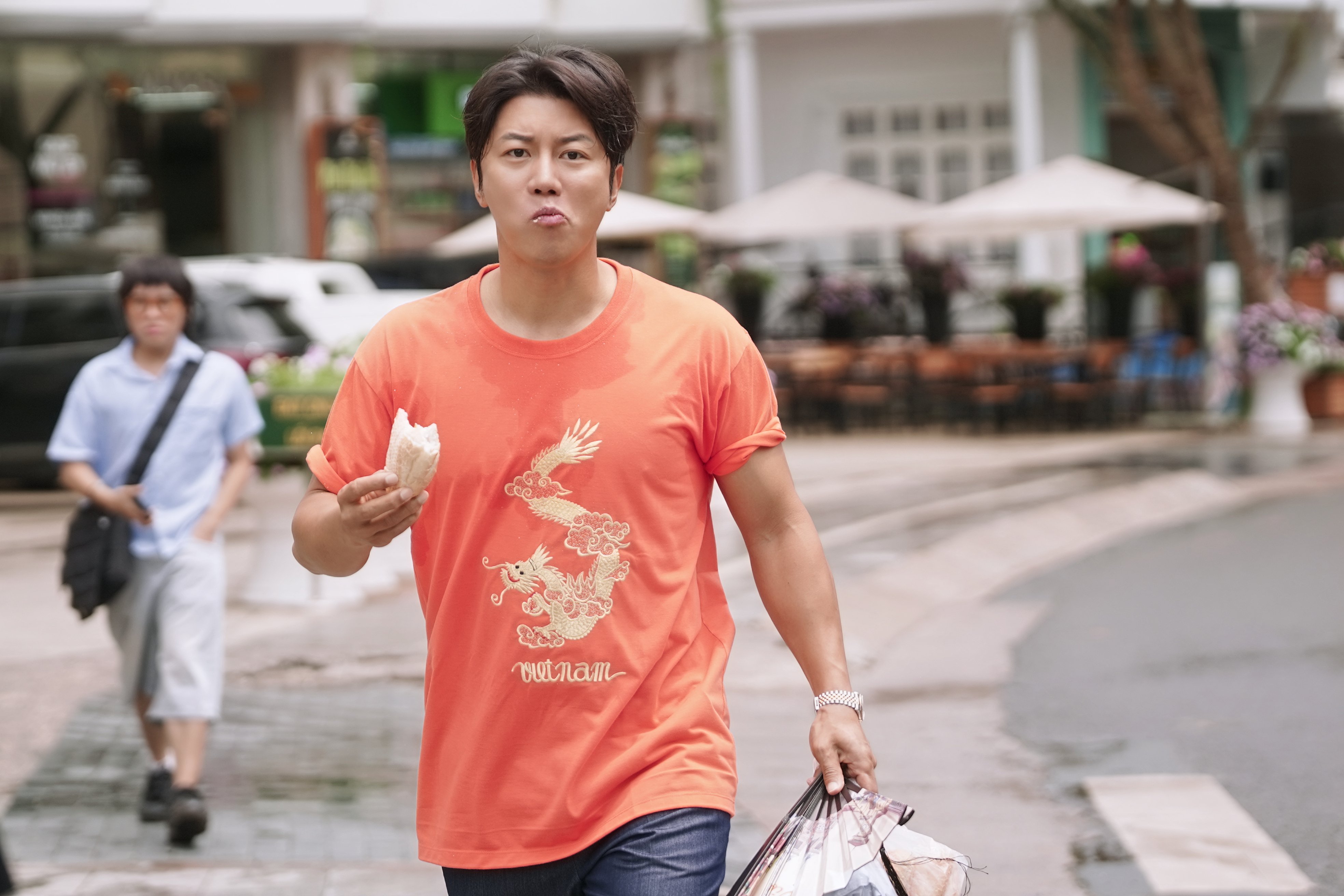 Eum Moon Suk Is Lee Kwang Soo’s Loyal Manager On A Chaotic Search For The Lost Star In “Love Barista”