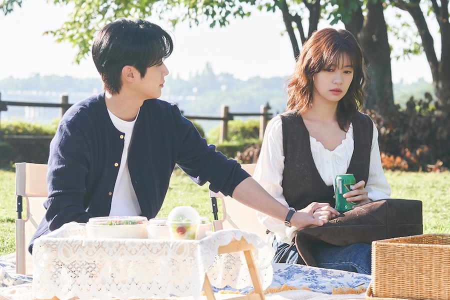 Choi Woo Shik And Jung So Min’s Romantic Picnic Date Goes Awry In “Would You Marry Me”
