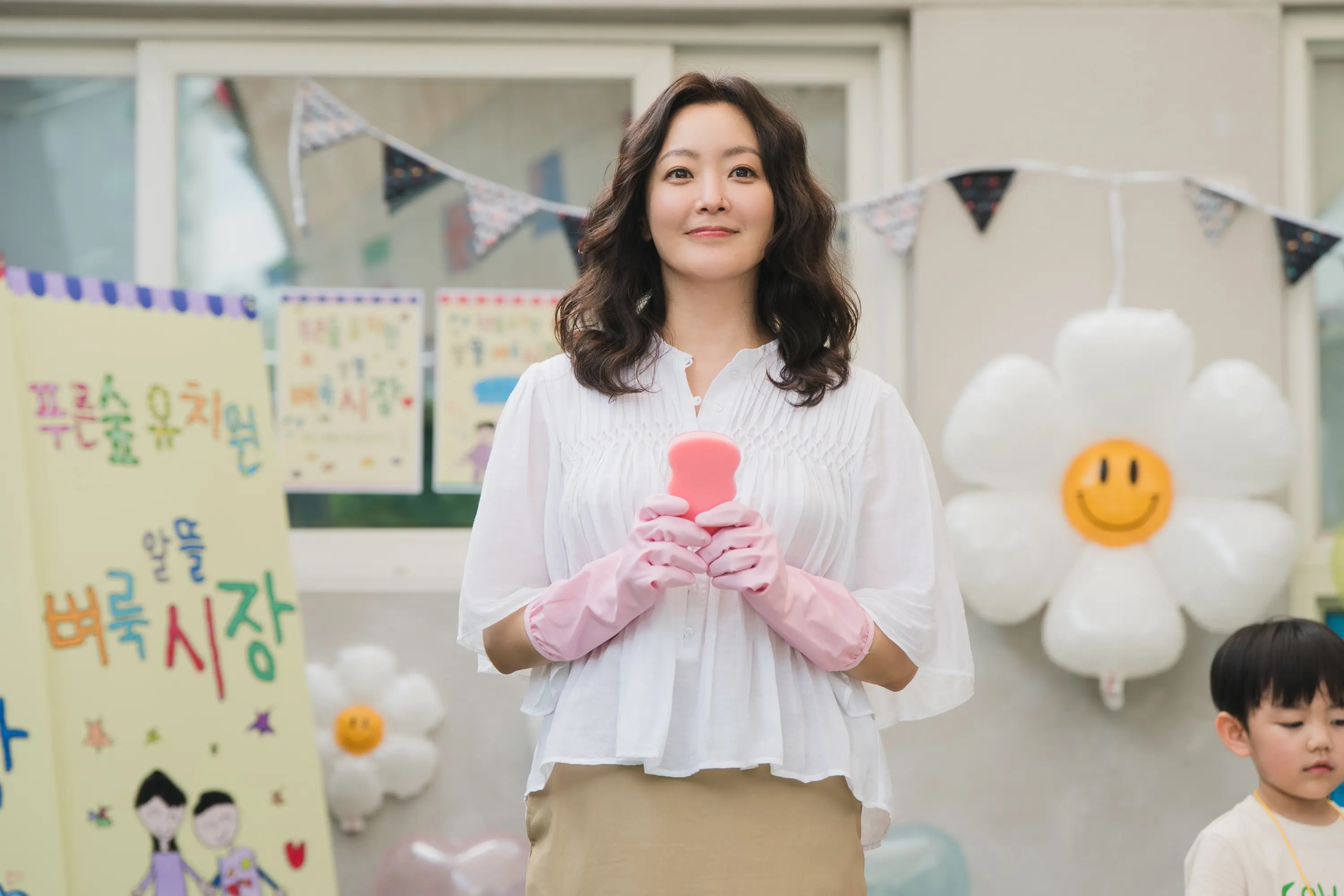 Kim Hee Sun Revives Her Home-Shopping Queen Instincts At A Kindergarten Flea Market In “No Next Life”