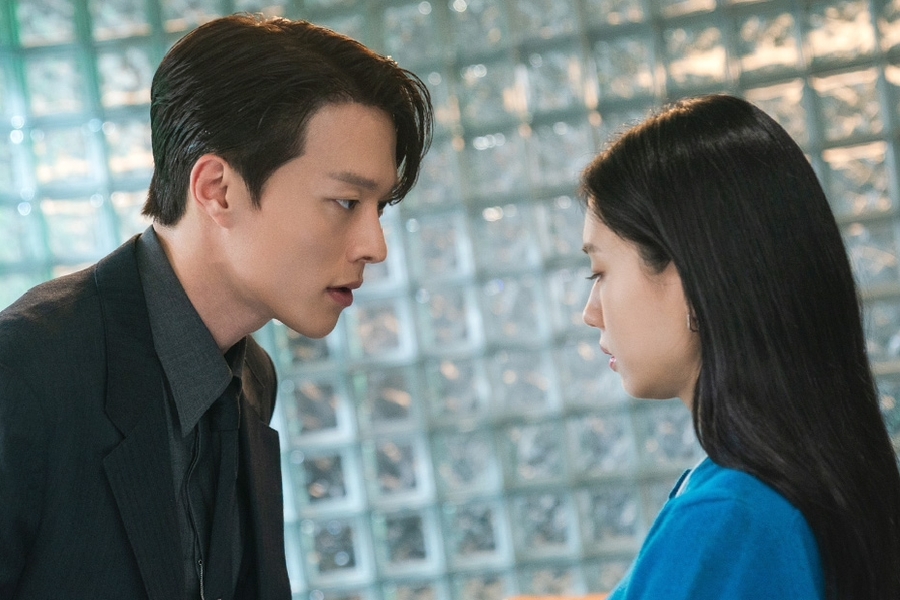Ahn Eun Jin Stands Her Ground Against Jang Ki Yong In “Dynamite Kiss”