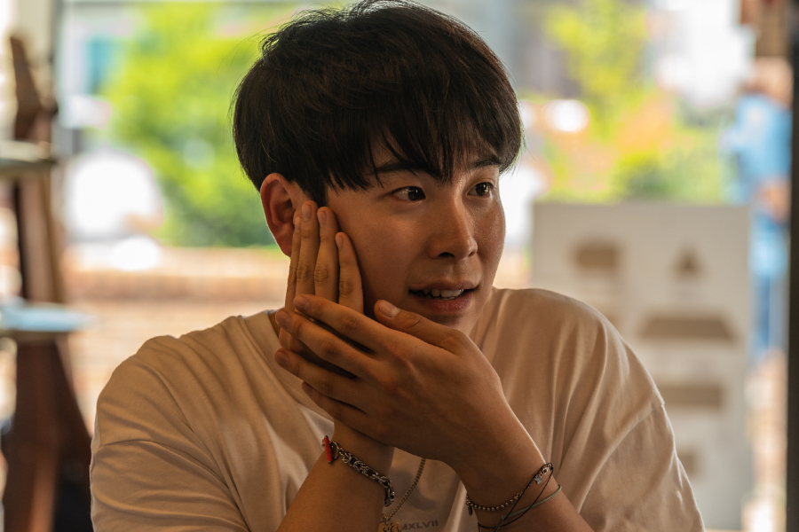 P.O Is Kwon Sang Woo’s Well-Meaning But Clumsy Younger Brother In “HEARTMAN”