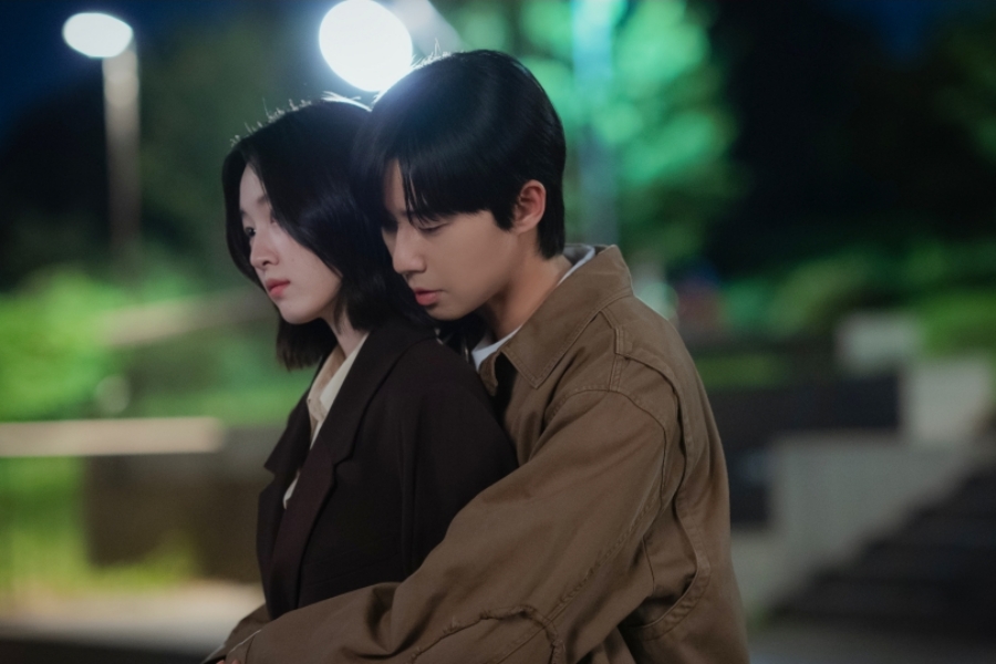 Park Seo Joon Embraces Won Ji An As They Talk About Their 2nd Breakup In “Surely Tomorrow”