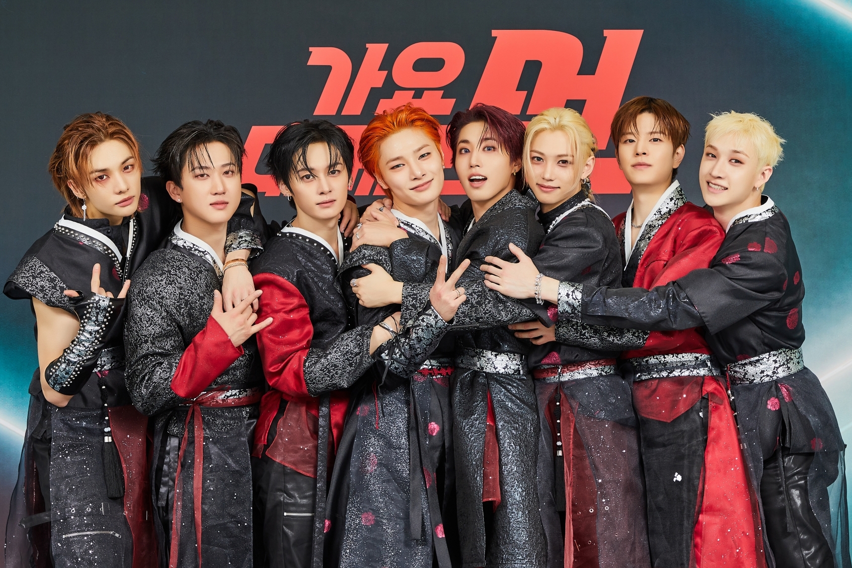 Stray Kids’ “DO IT” Returns To Top 20 Of Billboard 200