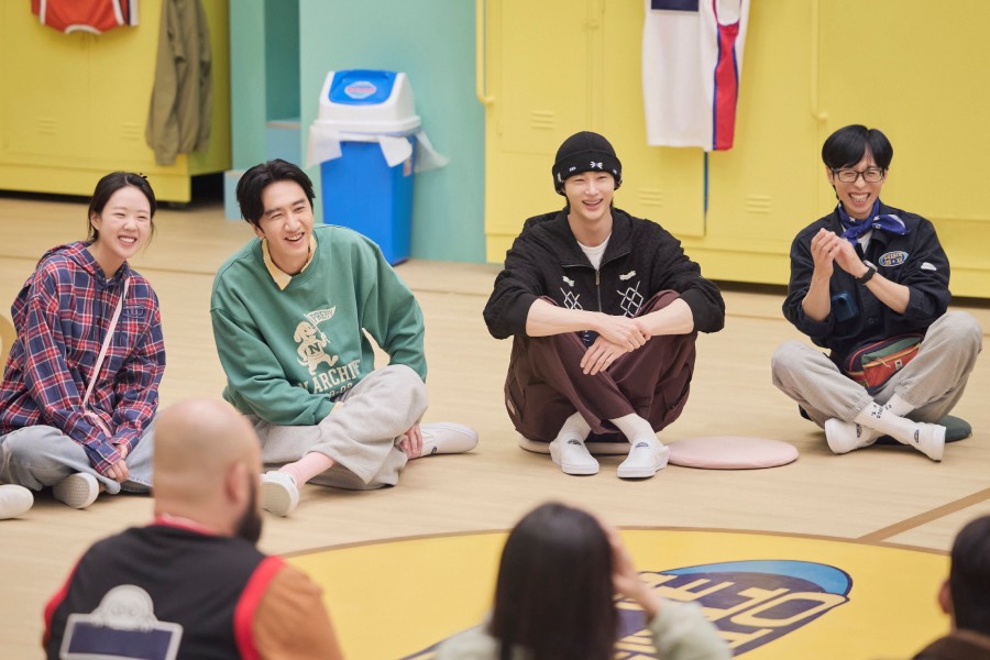 Yoo Jae Suk, Lee Kwang Soo, Byeon Woo Seok, And Ji Ye Eun Welcome Guests With Bright Smiles On “Jae Seok’s B&B Rules!”