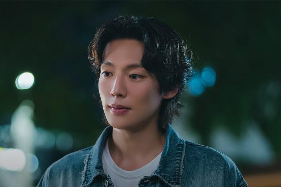 Lee Ki Taek Transforms Into A Theater Actor Who Chooses Freedom Over Fame In New Drama “The Practical Guide To Love”