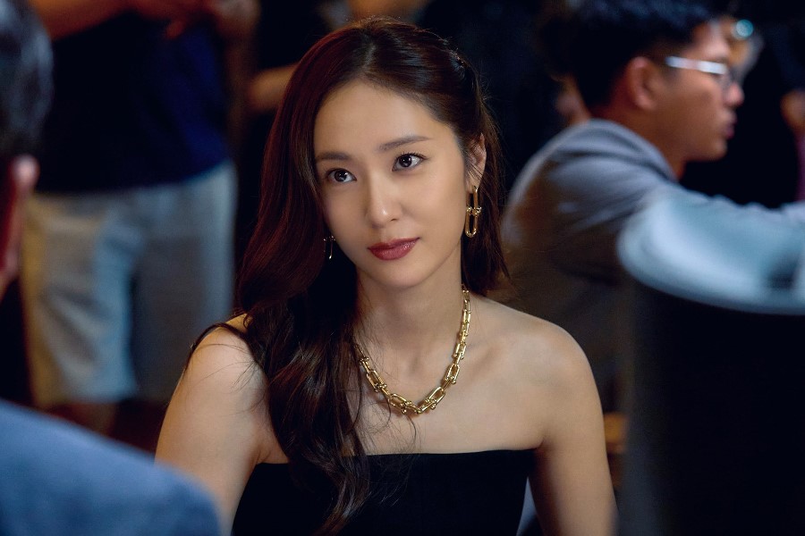 Krystal Transforms Into A Daughter Of A Wealthy Family In New Drama “Mad Concrete Dreams”