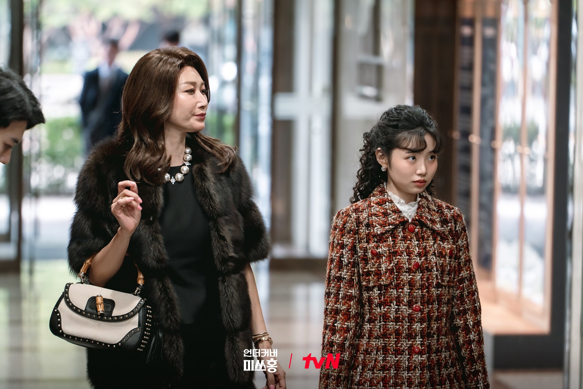 Park Shin Hye And Ha Yun Kyung Confront Choi Ji Su In “Undercover Miss Hong”