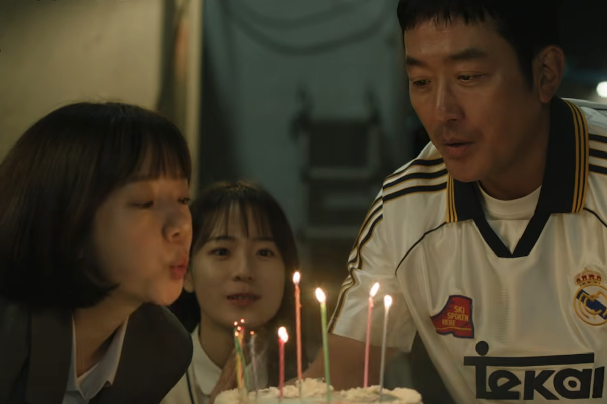 Watch: Ha Jung Woo Takes On A Dangerous Operation To Protect His Family And Building In “Mad Concrete Dreams” Teaser