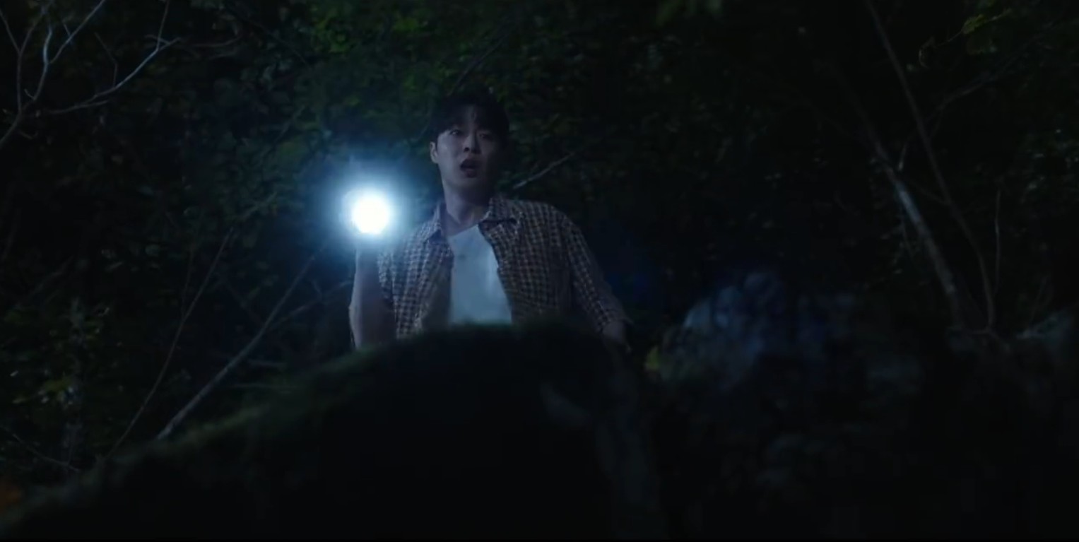 تاي هيونغ في مشهد البحث تحت المطر