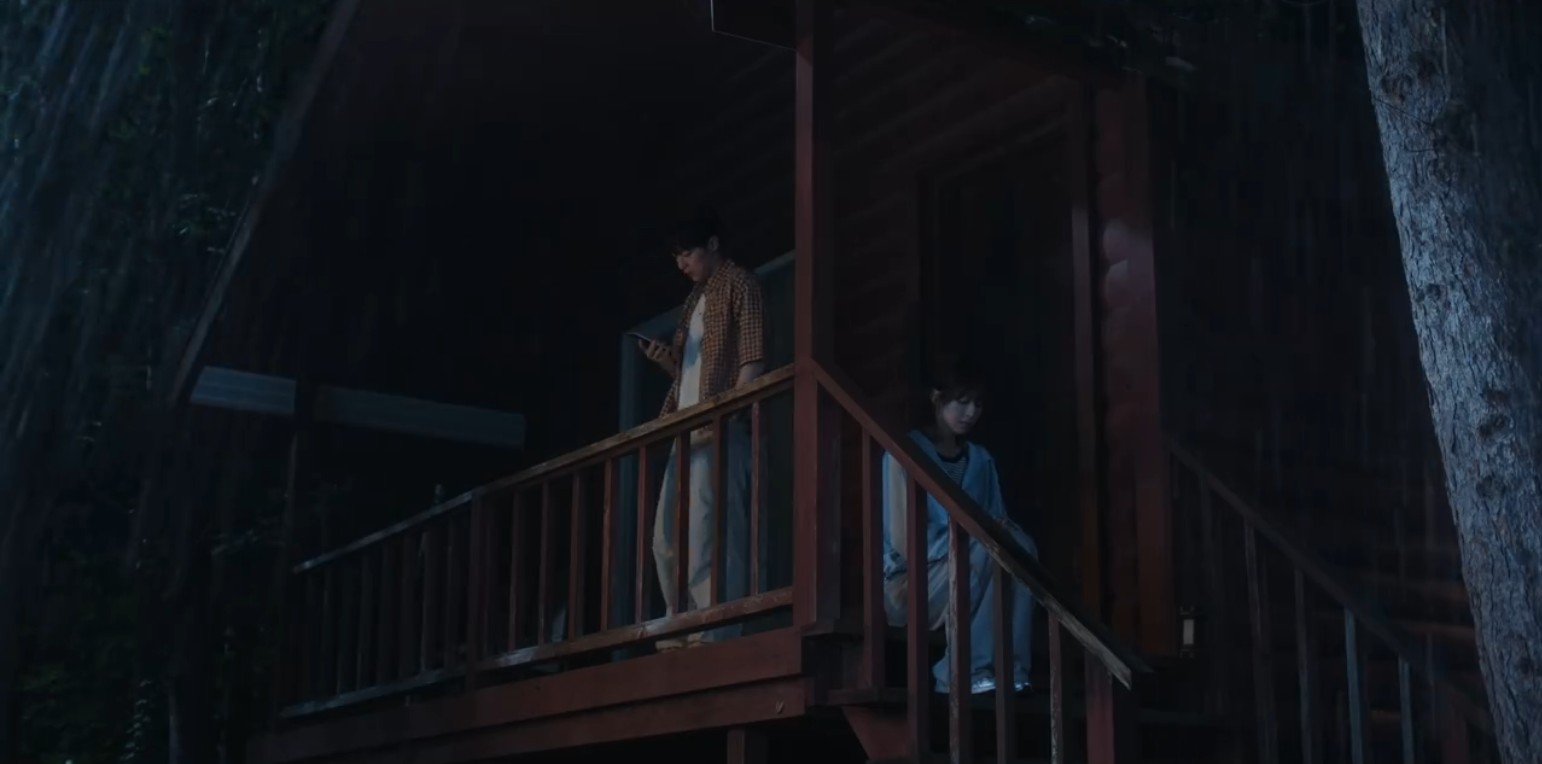 مشهد التخييم والبحث في مسلسل عالمنا