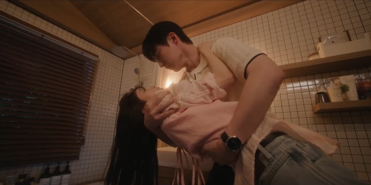 هيون جين تقع بين ذراعي تاي هيونغ