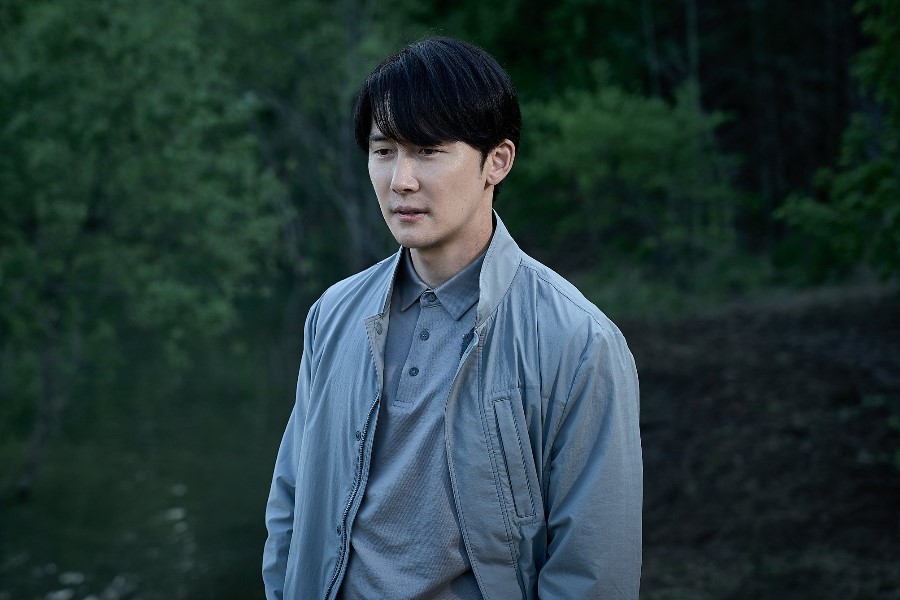 Kim Jun Han Is Kim Hye Yoon’s Team Leader Who Suddenly Shows Up After Being Out Of Contact In New Film “Whispering Water”