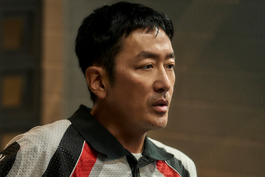 Ha Jung Woo Shares Why He Chose “Mad Concrete Dreams” And Dishes On His Complex Character